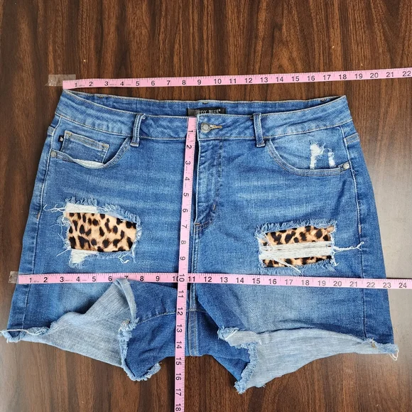 Judy Blue Distressed Jean Shorts Stretchy Denim Animal Print Accent Size 3XL - Picture 7 of 15